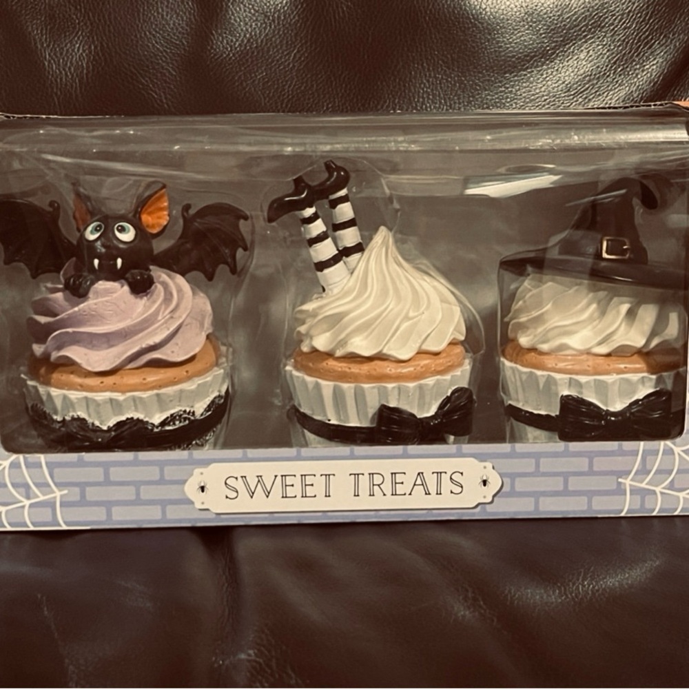 Halloween Cupcakes, Set of 3 - Halloween Sweet Treat Cupcakes Bat, Witch Hat